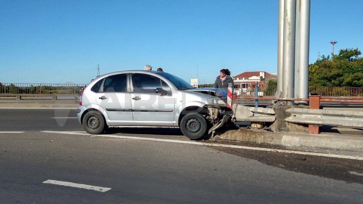 El auto chocó contra el guardarraíl en la bifurcación del viaducto Oroño en el ingreso a la ciudad de Santa Fe. 