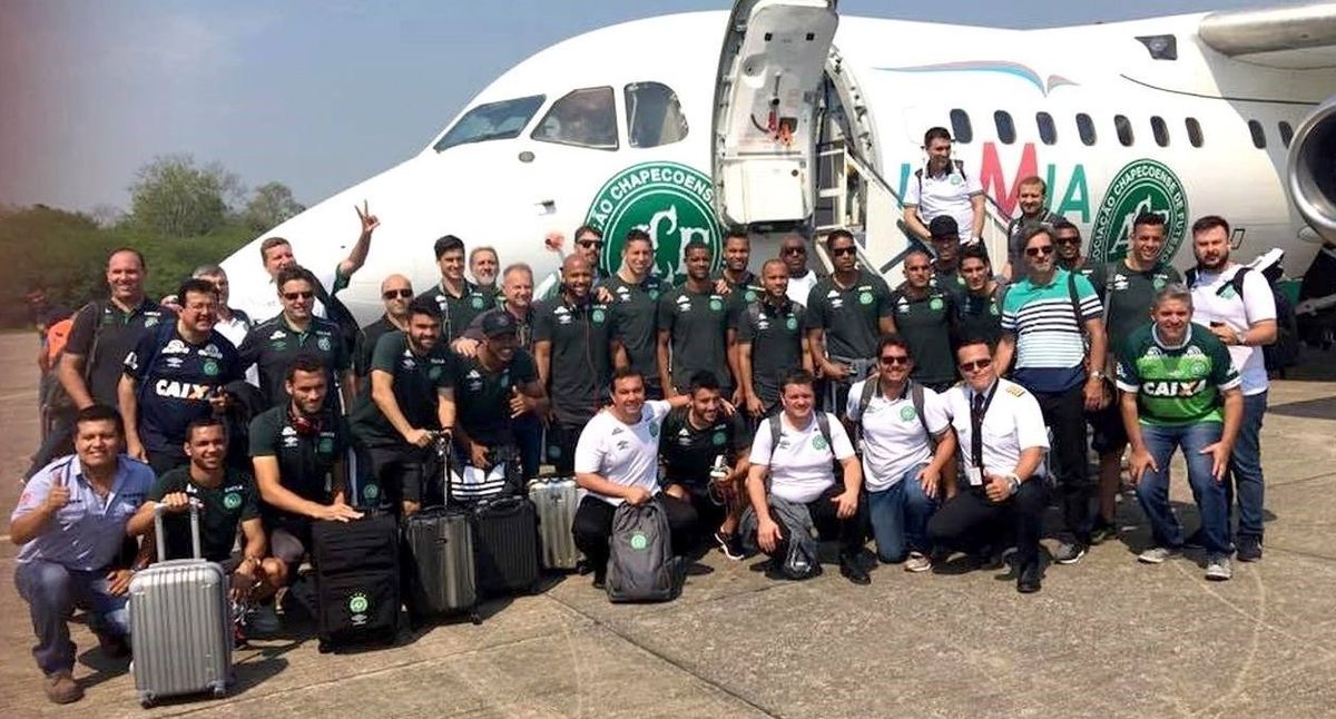 Gran parte del plantel del Chapecoense, junto con miembros del cuerpo técnico y otros pasajeros, posan junto al avión de LaMia antes de partir rumbo a Medellín. Era el lunes 28 de noviembre de 2016 y, casi cinco horas después, sobrevendría la tragedia.