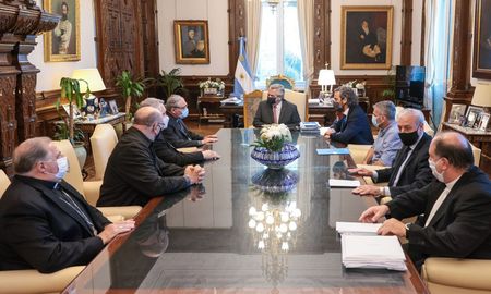 La visita se produce en el marco de la 189° reunión de Comisión Permanente de la Conferencia Episcopal Argentina que comenzó ayer y se prolongará hasta esta tarde. La visita se produce en el marco de la 189° reunión de Comisión Permanente de la Conferencia Episcopal Argentina que comenzó ayer y se prolongará hasta esta tarde.