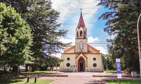Colonia Hinojo, dentro del partido de Olavarría, invita a vivir una experiencia única y a conocer su herencia alemana. Colonia Hinojo, dentro del partido de Olavarría, invita a vivir una experiencia única y a conocer su herencia alemana.