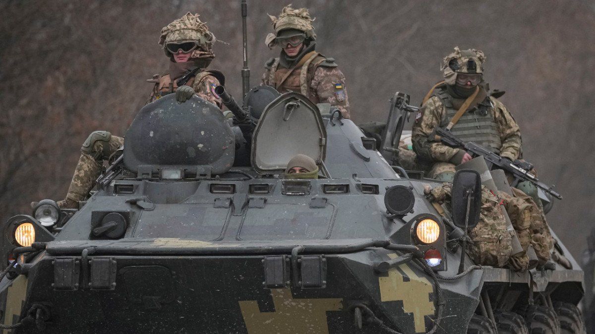 Ucrania se prepara con tanques para defender la ciudad de Lviv.