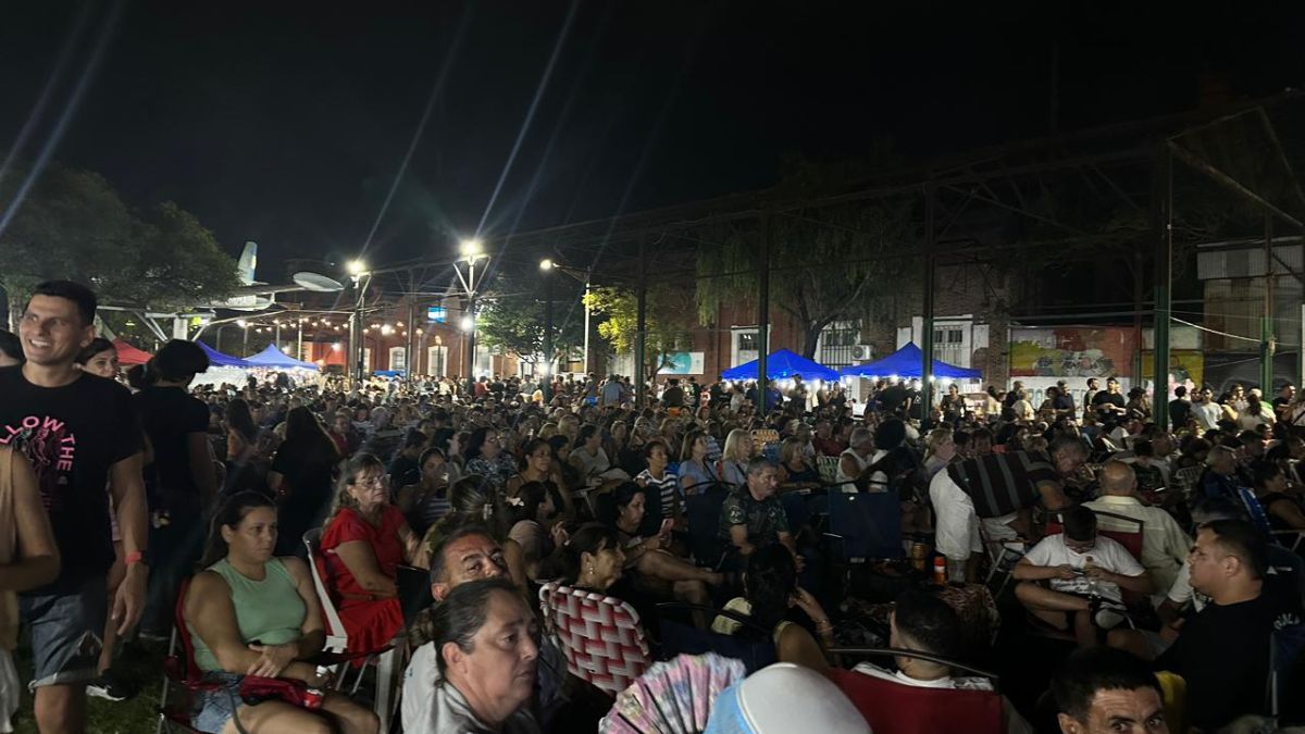 El móvil de AIRE destacó la amplia convocatoria de ciudadanos en el Centro de Ex Combatientes de Malvinas. El móvil de AIRE destacó la amplia convocatoria de ciudadanos en el Centro de Ex Combatientes de Malvinas.
