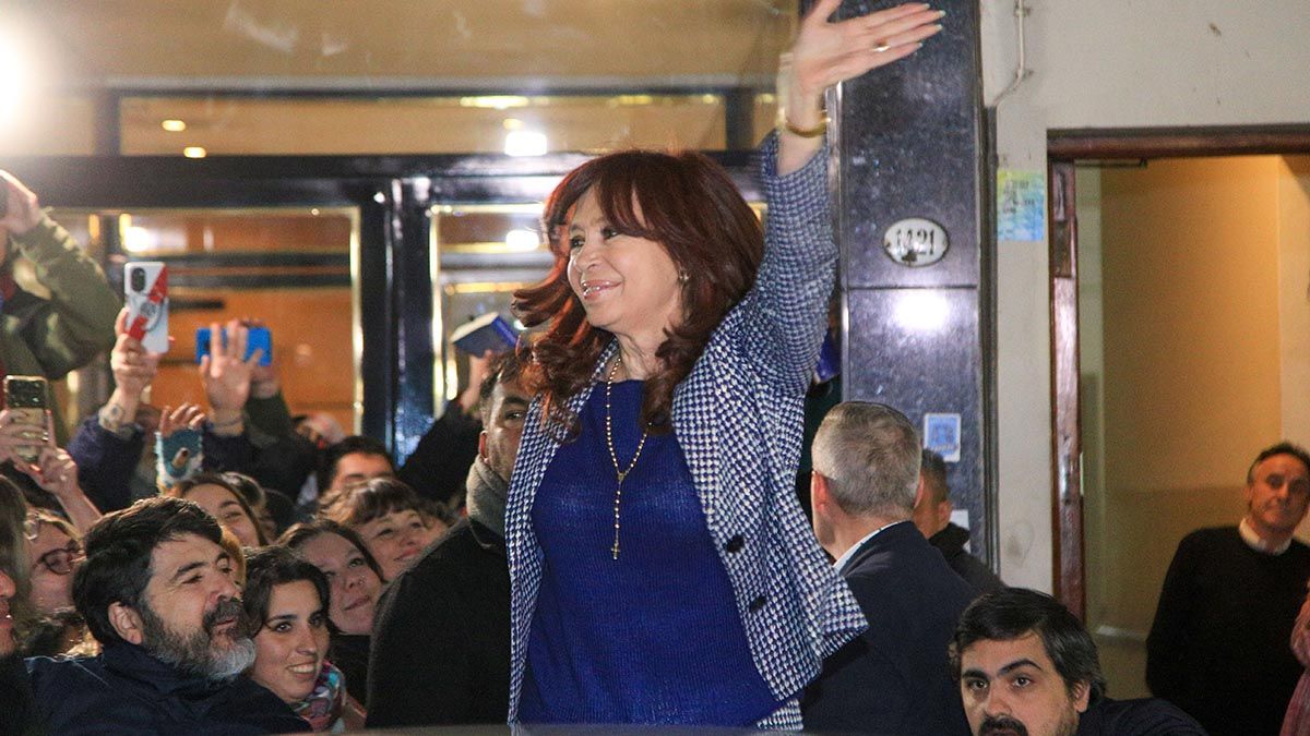 La vicepresidenta Cristina Kirchner saluda a los militantes al llegar a su casa.