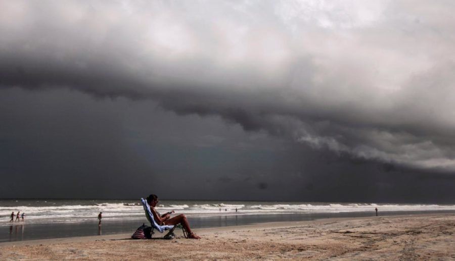 Ante la inminente llegada del huracán Dorian a Florida esta noche, evacúan a un millón de personas