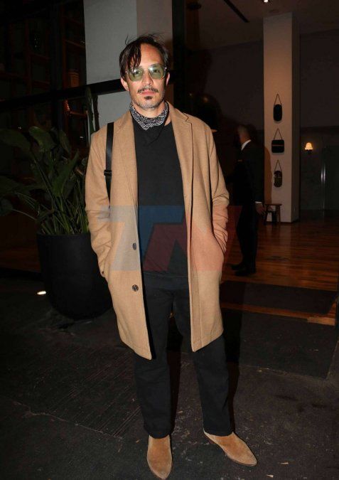 Emmanuel Horvilleur se mostró moderno y sofisticado de negro y camel. 