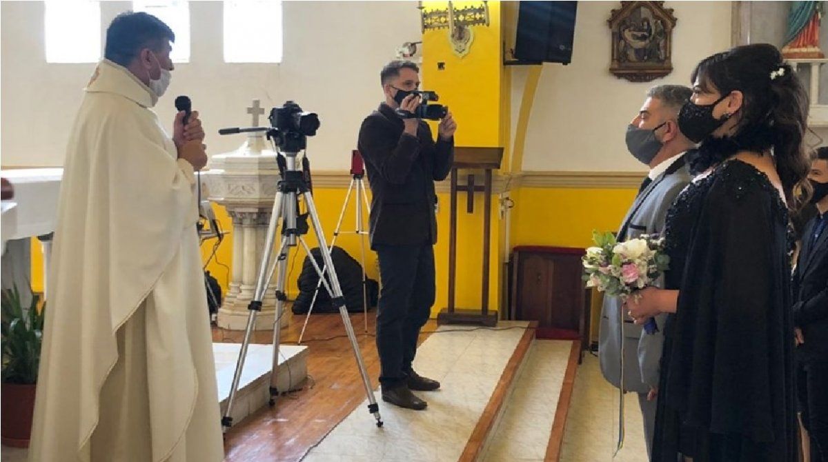 Un varón cis y una mujer trans se casaron por iglesia en Tierra del Fuego