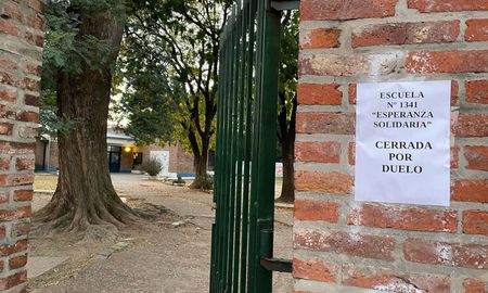 Un docente de plástica de 38 años murió repentinamente mientras daba clases en la Escuela N° 1341 Esperanza Solidaria, en Santa Fe. Un docente de plástica de 38 años murió repentinamente mientras daba clases en la Escuela N° 1341 Esperanza Solidaria, en Santa Fe.
