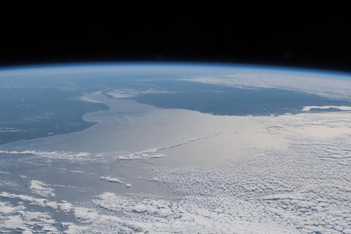 Año 2018. El Río de la Plata y las costas atlánticas de Argentina, Uruguay y Brasil son fotografiados desde la Estación Espacial Internacional.