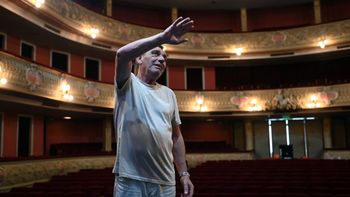 Cuarenta años detrás del telón: Santa Fe reconoció al guardián técnico del Teatro Municipal