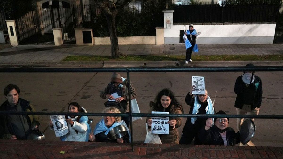 Un grupo de ocho personas se dieron cita sobre la calle Villate a hacer sonar las cacerolas.