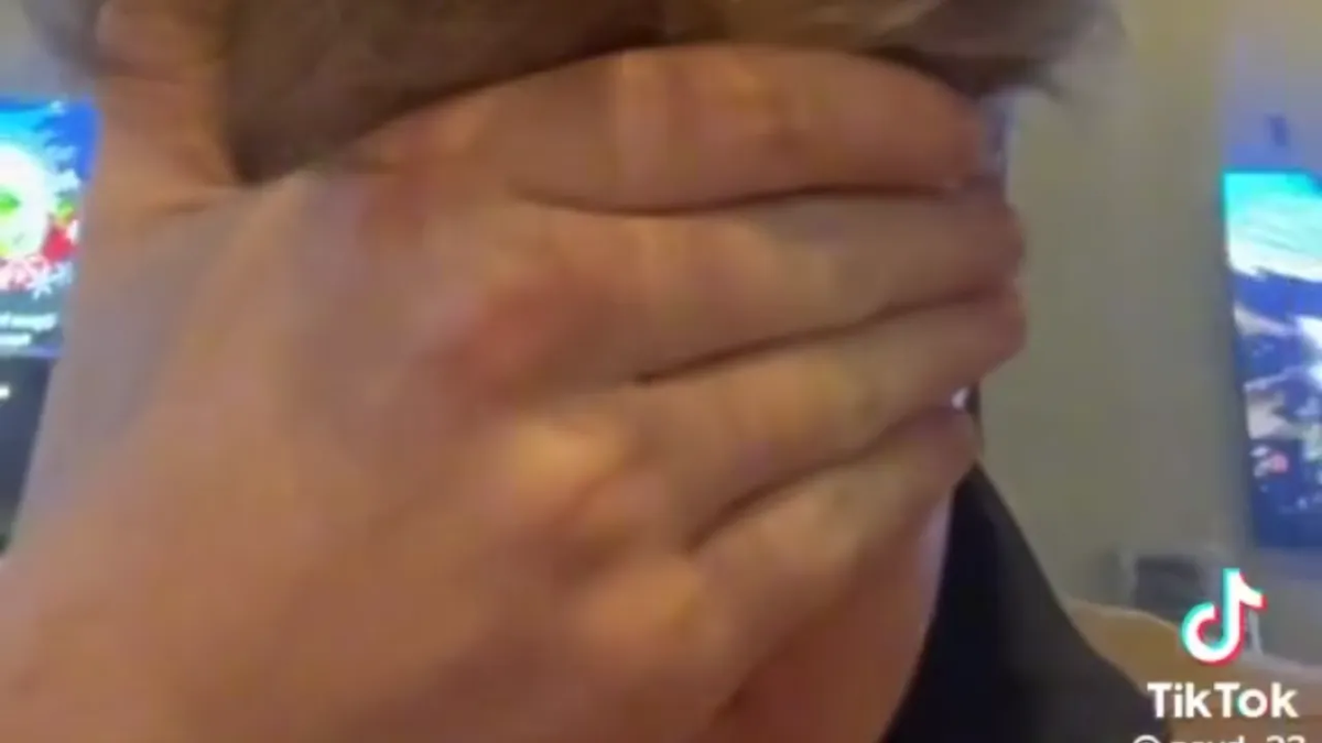 Pidió faltar a su primer día de trabajo