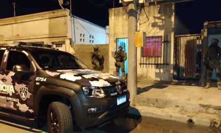 Uno de los allanamientos ejecutados por los investigadores junto con la TOE. Uno de los allanamientos ejecutados por los investigadores junto con la TOE.
