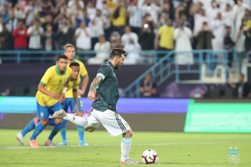 Volvió Messi y volvieron las alegrías, Argentina venció 1-0 a Brasil en Riad