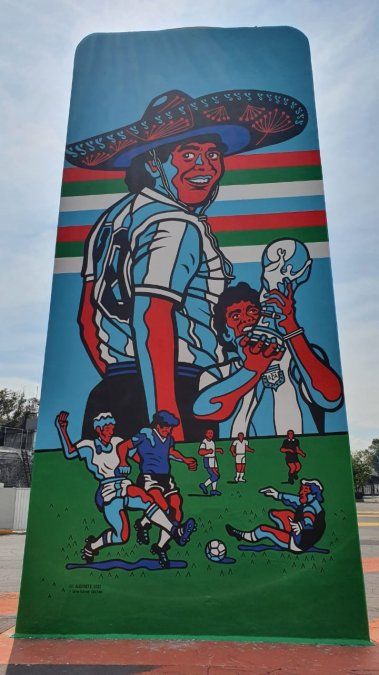 El mural de Diego Maradona frente al Estadio Azteca fue realizado por Jorge Alderete. Tiene 15 metros de altura por cinco de ancho.