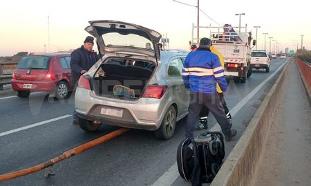 El automóvil chocó una columna de alumbrado público que cayó sobre la ruta 168. El automóvil chocó una columna de alumbrado público que cayó sobre la ruta 168.