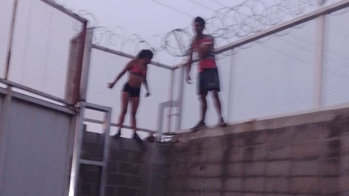 La pareja de ladrones fue aprehendida luego de que ambos quedaran atrapados en el alambre de púas que protege el mural del supermercado.