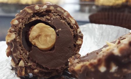 Bombones de avellanas y chocolate hechos en casa. Bombones de avellanas y chocolate hechos en casa.