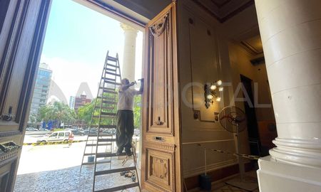 restituyen la puerta de la legislatura, tras los destrozos durante la reforma jubilatoria restituyen la puerta de la legislatura, tras los destrozos durante la reforma jubilatoria