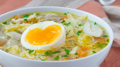 La receta de sopa de verduras y huevo: el mejor aliado para los días fríos