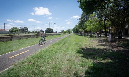 La Municipalidad de Santa Fe continúa con la ronda de consultas para recabar opiniones respecto a la venta de terrenos nacionales propiedad del Ferrocarril Belgrano. La Municipalidad de Santa Fe continúa con la ronda de consultas para recabar opiniones respecto a la venta de terrenos nacionales propiedad del Ferrocarril Belgrano.