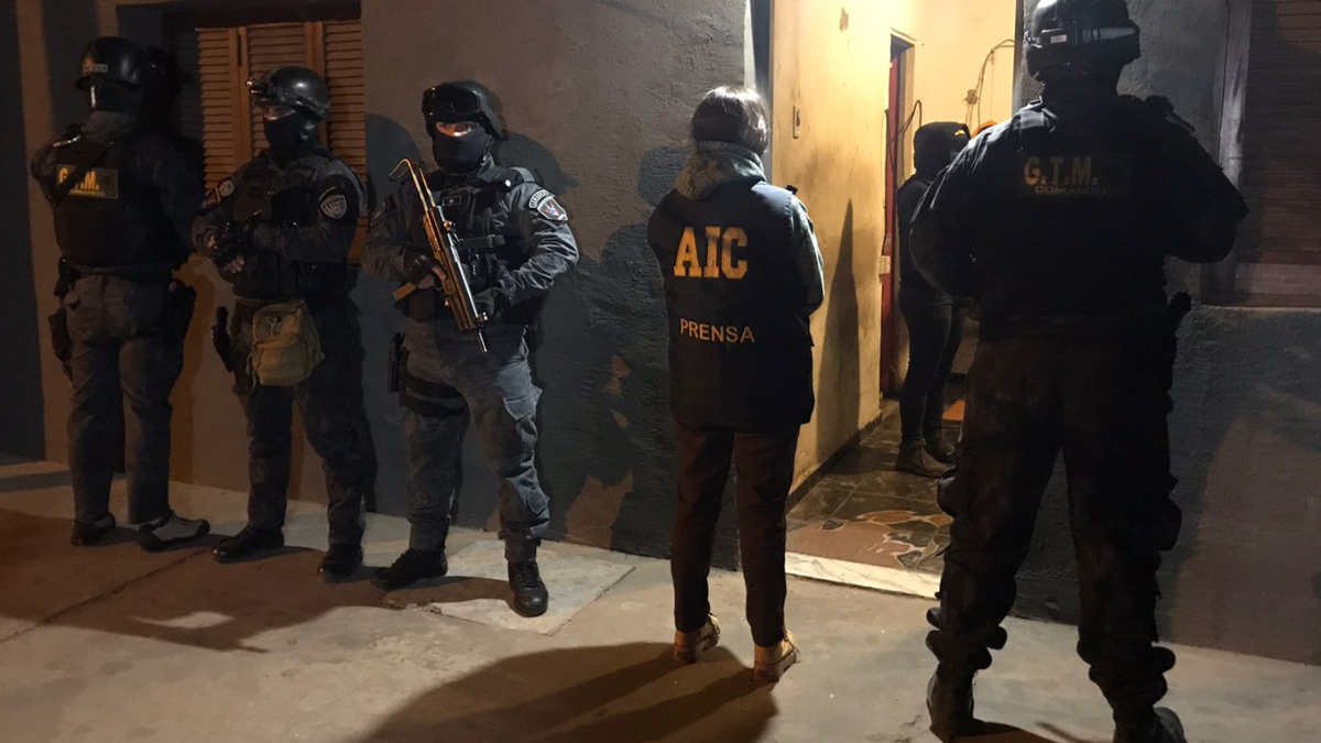 Los efectivos incautaron elementos de interés para la causa, entre ellos armas, celulares y una importante cantidad de dinero.
