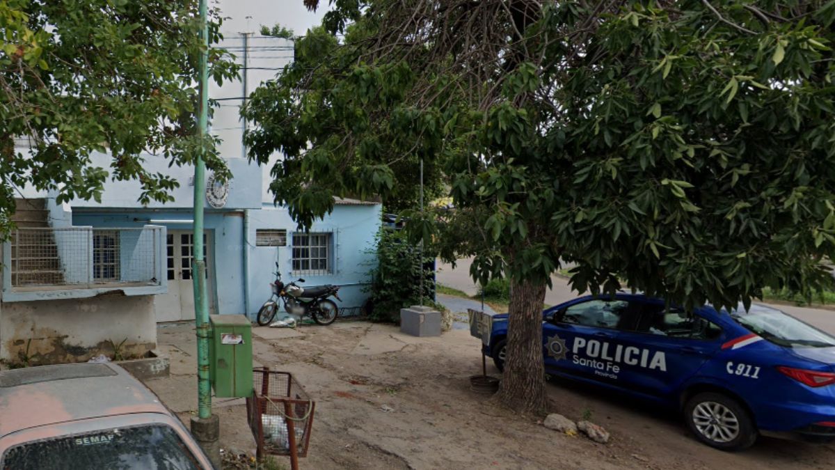 Una persona aprovechó para ingresar a la comisaría ubicada en Hipólito Irigoyen y llevarse la bicicleta. Una persona aprovechó para ingresar a la comisaría ubicada en Hipólito Irigoyen y llevarse la bicicleta.