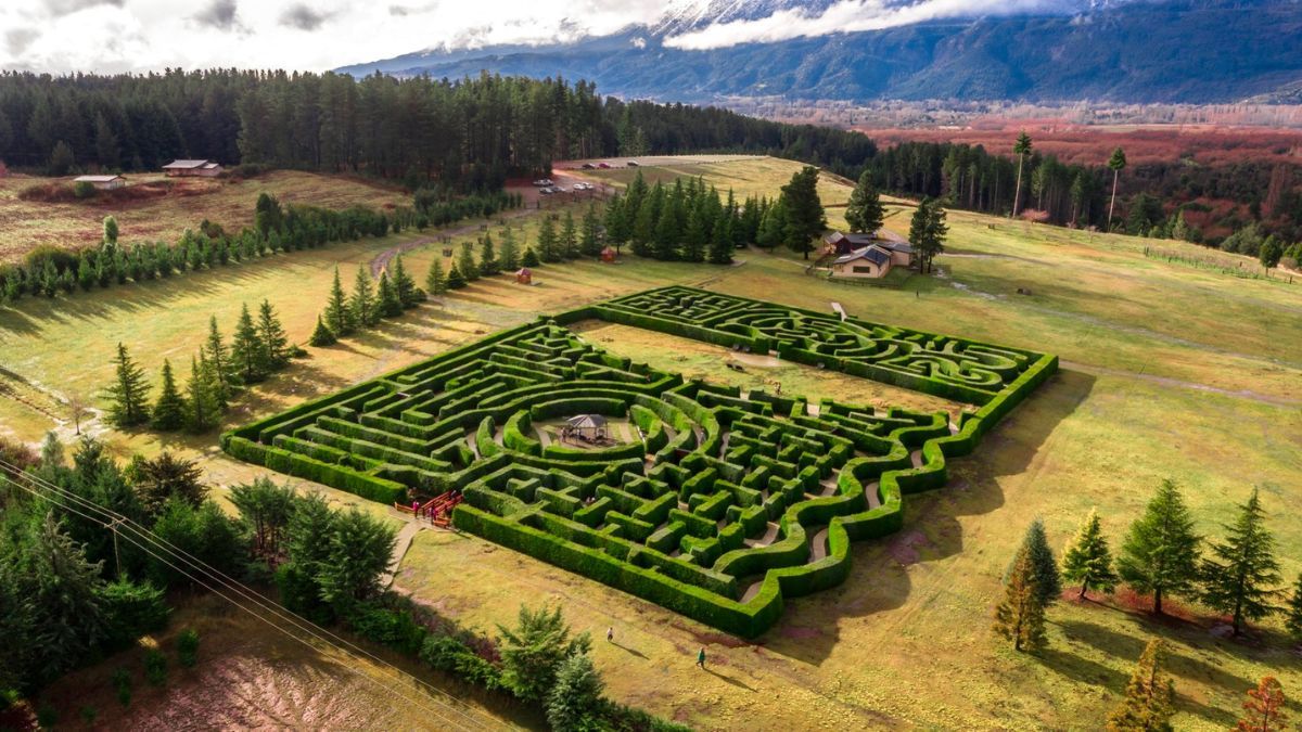 En El Hoyo se encuentra el Laberinto Patagónico, considerado el más grande de Sudamérica. En El Hoyo se encuentra el Laberinto Patagónico, considerado el más grande de Sudamérica.