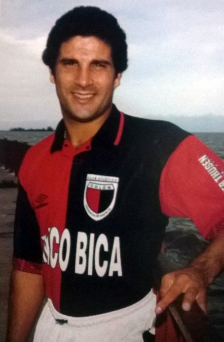 Marcelo Saralegui, figura de Colón en los 90, posa con una de las camisetas más recordadas de Colón.
