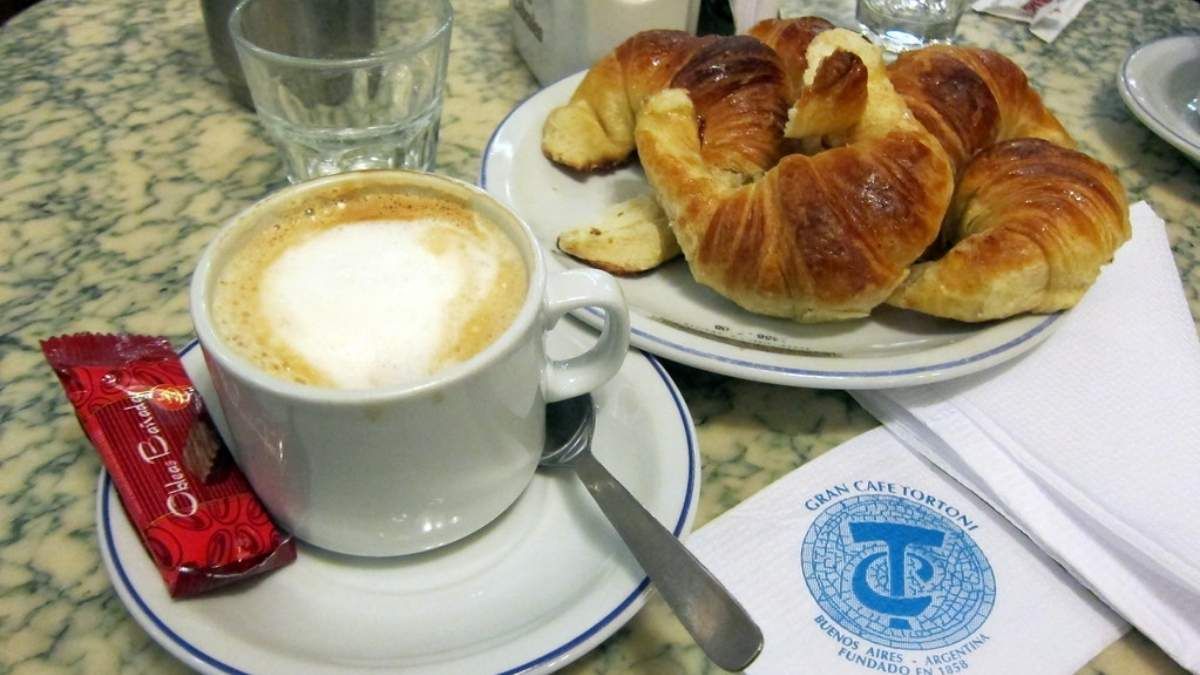 Un clásico porteño: café y medialunas del Café Tortoni.