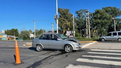 Lucha por su vida en el hospital Cullen la motociclista que chocó contra un auto en la Ruta Provincial 1, a la altura del ingreso a Rincón