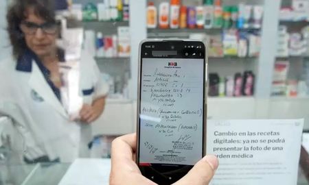 Desde este martes, las farmacias dejarán de aceptar para el expendio de medicamentos la foto de la receta confeccionada en papel y recepcionada por el paciente a través de correo electrónico o WhatsApp. Desde este martes, las farmacias dejarán de aceptar para el expendio de medicamentos la foto de la receta confeccionada en papel y recepcionada por el paciente a través de correo electrónico o WhatsApp.