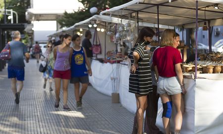 La previa de Navidad transforma a Santa Fe en un gran paseo urbano con ferias y actividades para toda la familia. La previa de Navidad transforma a Santa Fe en un gran paseo urbano con ferias y actividades para toda la familia.