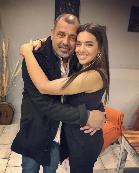 Ángela Leiva junto a su padre
