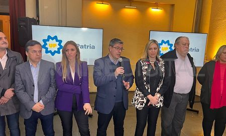 La lista de precandidatos a diputados nacionales por Santa Fe de Unión por la Patria (UxP) se reunieron este viernes en la ciudad de Santa Fe. La lista de precandidatos a diputados nacionales por Santa Fe de Unión por la Patria (UxP) se reunieron este viernes en la ciudad de Santa Fe.