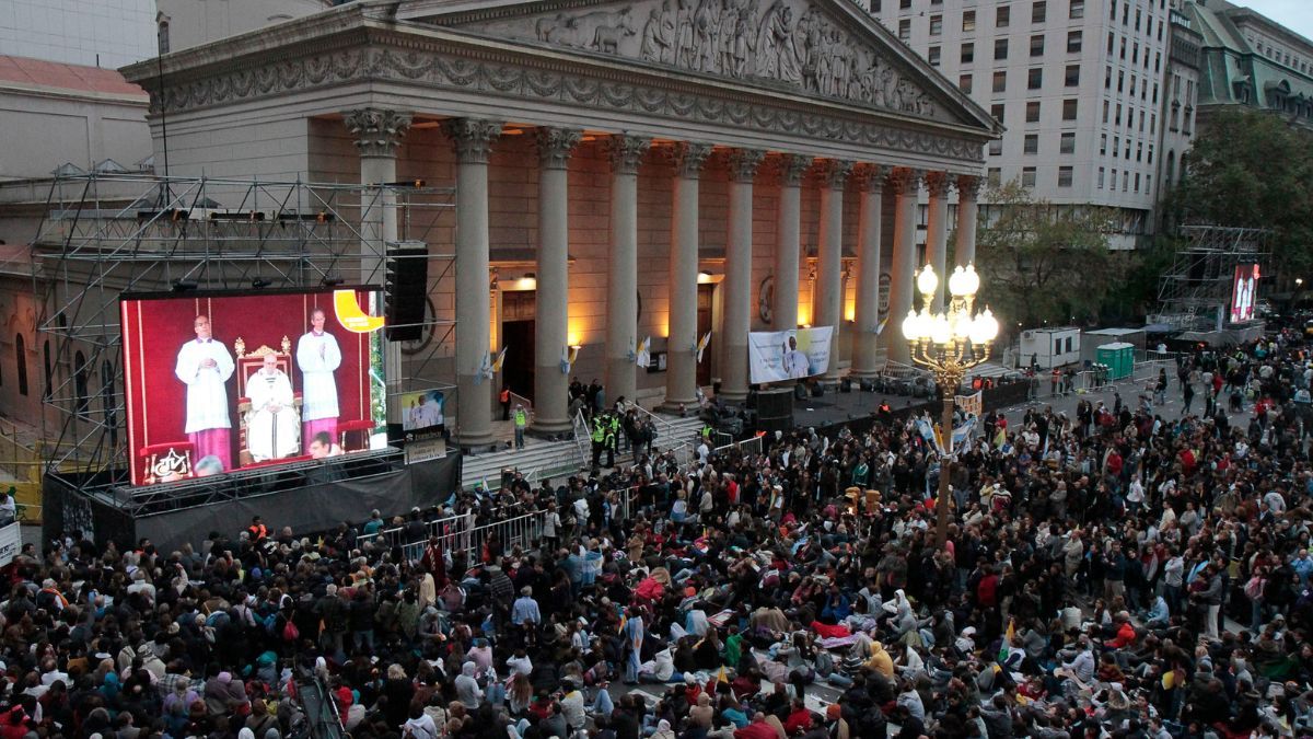 El catolicismo continúa siendo la principal identidad de fe, pero ya no organiza de manera excluyente las creencias de la población. El catolicismo continúa siendo la principal identidad de fe, pero ya no organiza de manera excluyente las creencias de la población.
