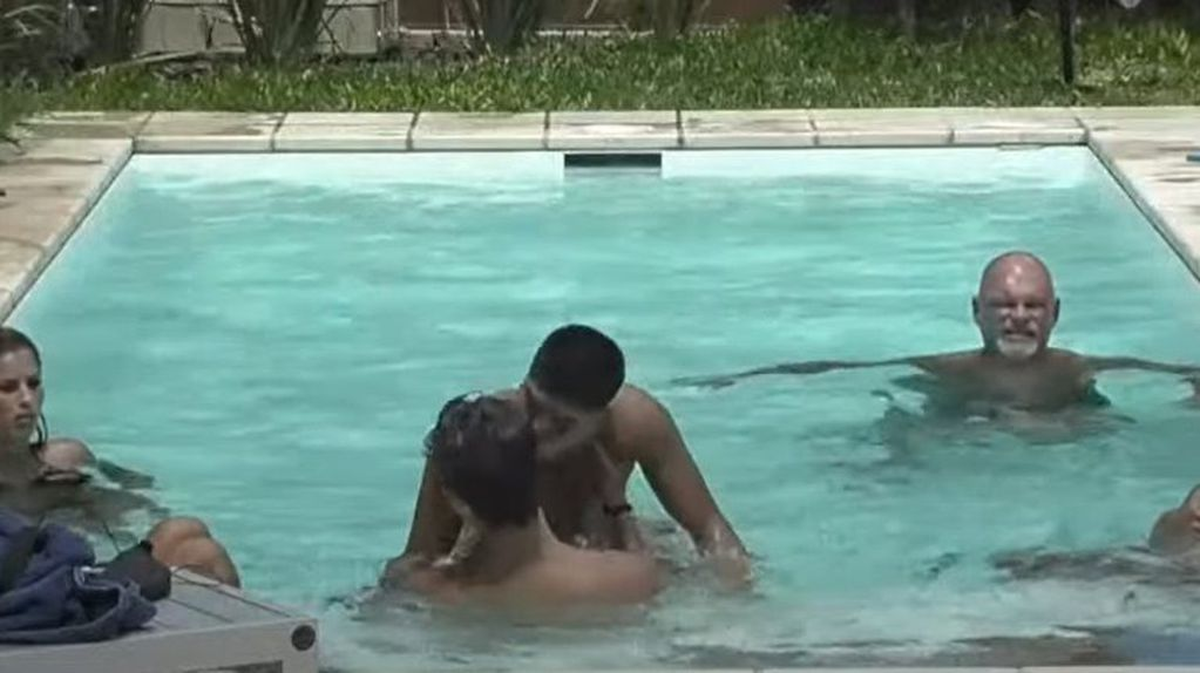 Thiago y Nacho muy cerca en la pileta de Gran Hermano. 