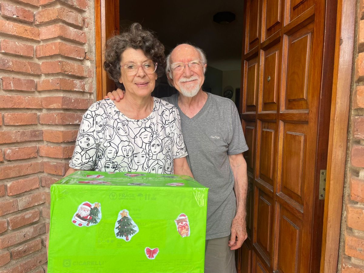 El móvil de AIRE recorrió la ciudad en búsqueda de cajas solidarias de oyentes. El móvil de AIRE recorrió la ciudad en búsqueda de cajas solidarias de oyentes.
