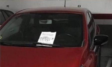 Estacionó mal el auto y le dejaron una nota para colorear que se volvió viral en las redes Estacionó mal el auto y le dejaron una nota para colorear que se volvió viral en las redes