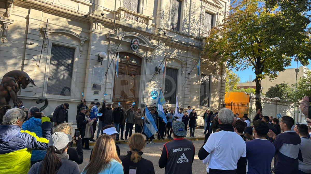 La comunidad acompañó la ceremonia con banderas y aplausos, en uno de los puntos clave del circuito conmemorativo. La comunidad acompañó la ceremonia con banderas y aplausos, en uno de los puntos clave del circuito conmemorativo.