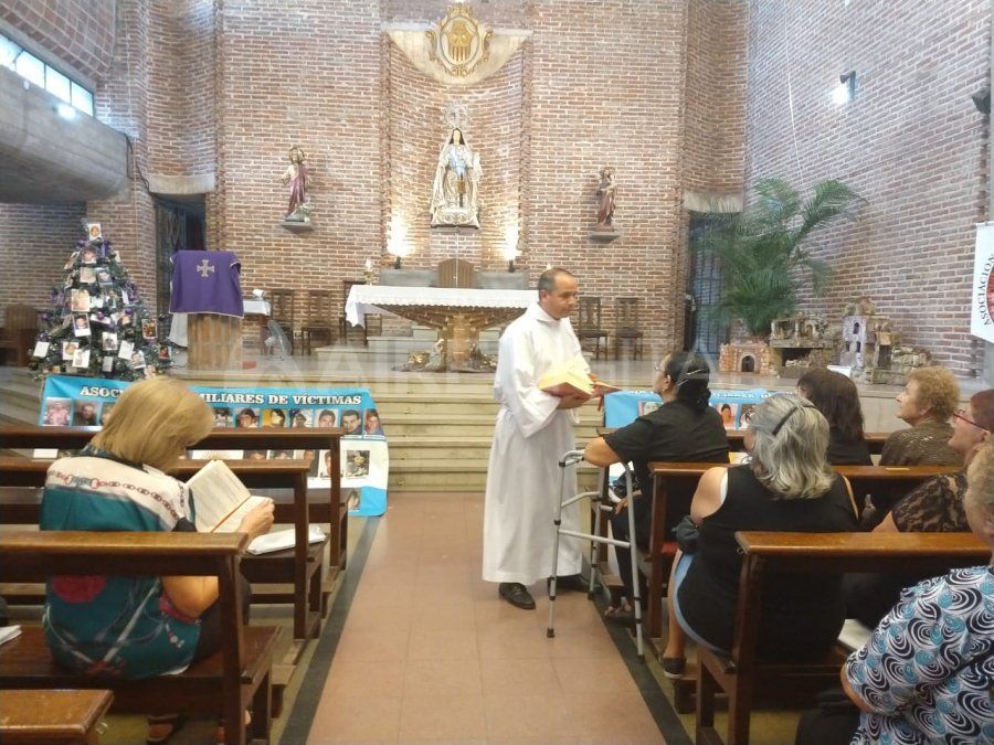 Con más fotos en el arbolito, se realizó la misa por las víctimas inocentes de la inseguridad