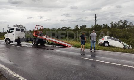 Después de chocar contra el camión, el auto quedó varado en la banquina de la ruta nacional 11. Después de chocar contra el camión, el auto quedó varado en la banquina de la ruta nacional 11.