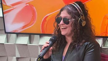 La artista pasó por los micrófonos de AIRE para presentar su reciente lanzamiento y reveló detalles de su identidad musical en un ping-pong imperdible.