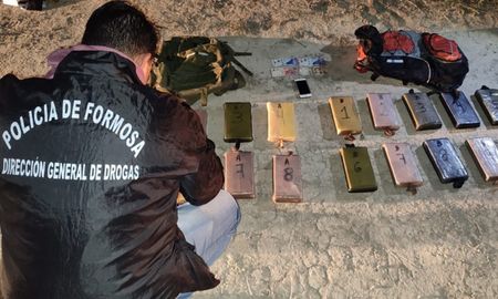 El momento en que la Policía de Formosa secuestró la droga que el grupo narco había entrado a la Argentina. El momento en que la Policía de Formosa secuestró la droga que el grupo narco había entrado a la Argentina.