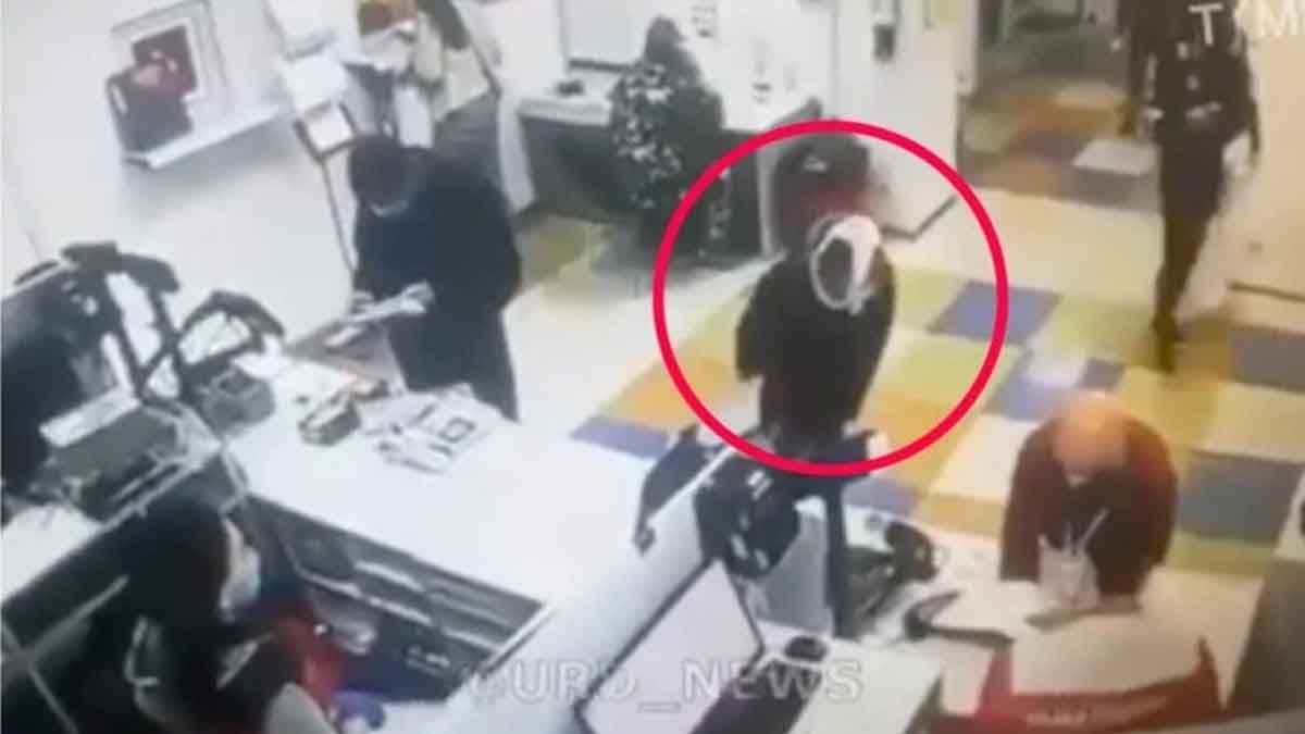 Una mujer se desnuda y usa su calzón como cubrebocas para que la atiendan