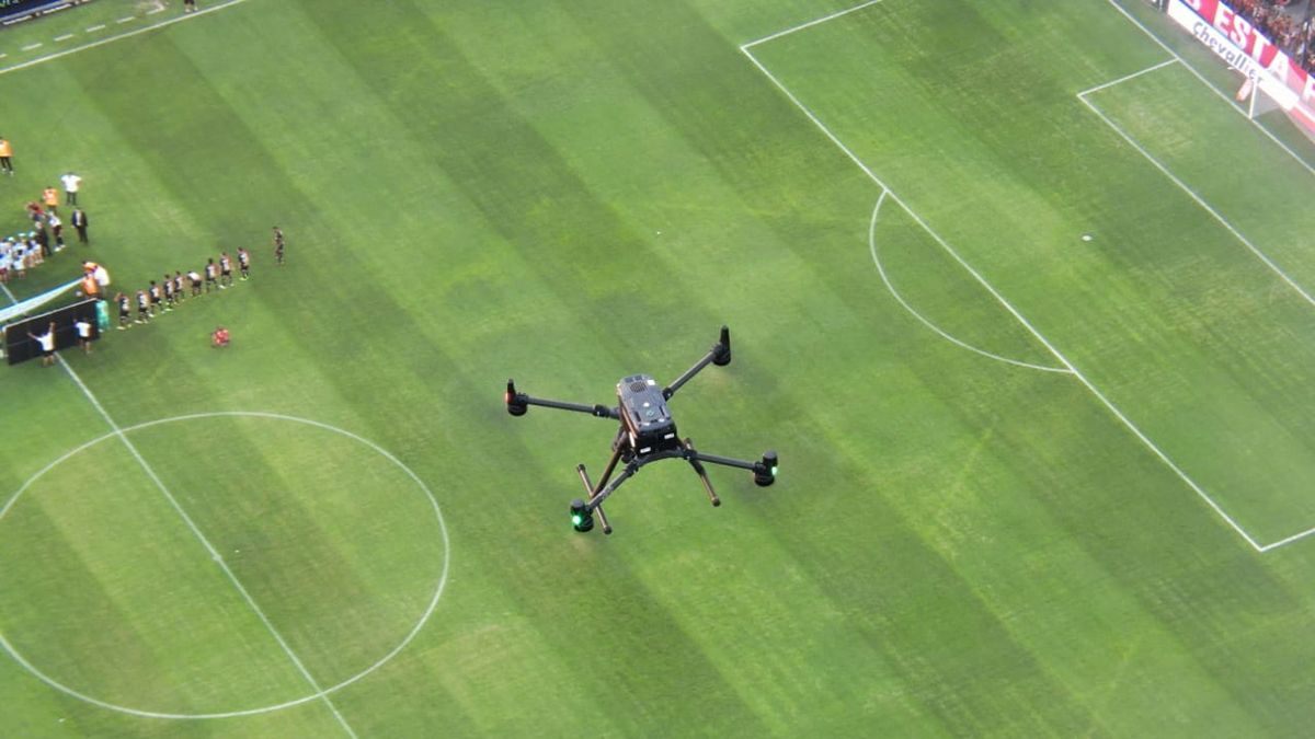 Los drones vuelan unos 120 metros de manera estable, su cámara tiene un alcance de 70 metros y permite ver a una persona con nitidez.