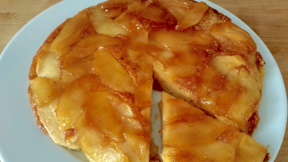 Budín de manzana en sartén y sin harina.