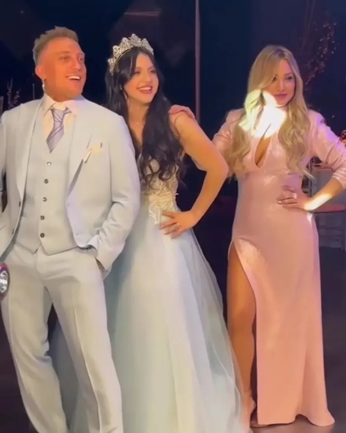 La familia unida celebrando los 15 años de Sol.