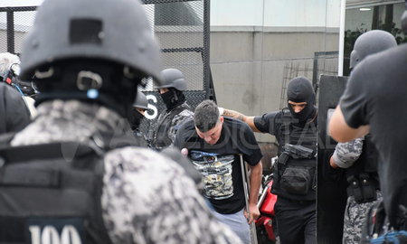 En Rosario, apenas asumió el nuevo gobierno, trasladaron presos de las comisarías a cárceles de máxima seguridad. En Rosario, apenas asumió el nuevo gobierno, trasladaron presos de las comisarías a cárceles de máxima seguridad.