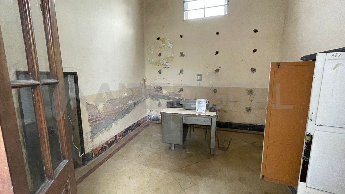 Durante la dictadura, en la excomisaría 4°, ubicada en Tucumán al 3500, los genocidas torturaron y asesinaron. Durante la dictadura, en la excomisaría 4°, ubicada en Tucumán al 3500, los genocidas torturaron y asesinaron.