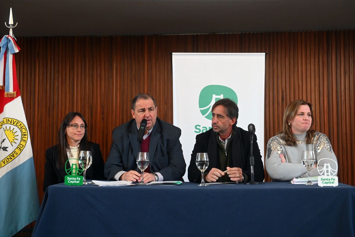 El intendente de Santa Fe Juan Pablo Poletti encabezó la presentación de la agenda de actividades por los 30 años de la reforma de la Constitución Nacional. El intendente de Santa Fe Juan Pablo Poletti encabezó la presentación de la agenda de actividades por los 30 años de la reforma de la Constitución Nacional.